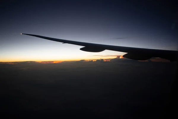 Sonnenaufgang Aus Dem Fenster Mit Interkontinentalflugzeugflügel Hochwertiges Foto — Stockfoto