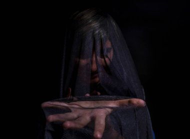 Siyah havluyla poz veren bir kız. Yüksek kalite fotoğraf