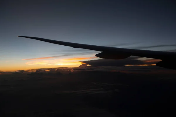 Sonnenaufgang Aus Dem Fenster Mit Interkontinentalflugzeugflügel Hochwertiges Foto — Stockfoto