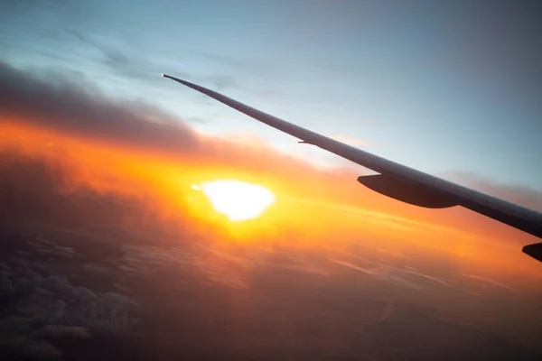 从窗口升起带有洲际机翼的日出 高质量的照片 — 图库照片