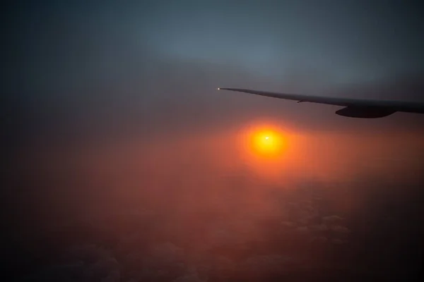 Nascer Sol Janela Com Asa Avião Intercontinental Foto Alta Qualidade — Fotografia de Stock