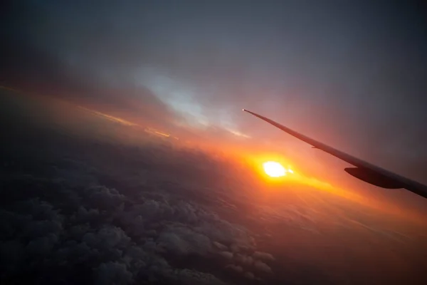 Sonnenaufgang Aus Dem Fenster Mit Interkontinentalflugzeugflügel Hochwertiges Foto — Stockfoto