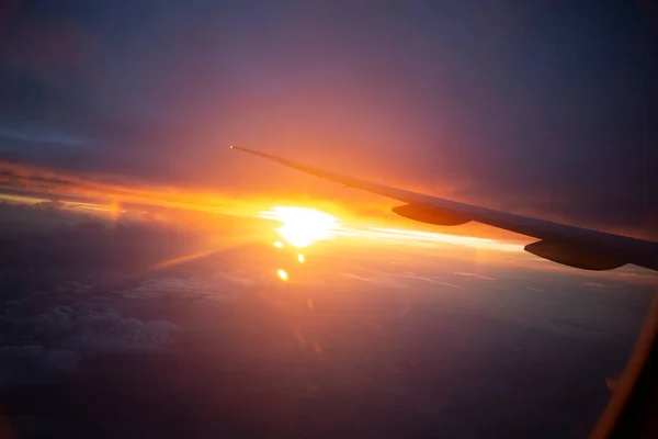 Sonnenaufgang Aus Dem Fenster Mit Interkontinentalflugzeugflügel Hochwertiges Foto — Stockfoto