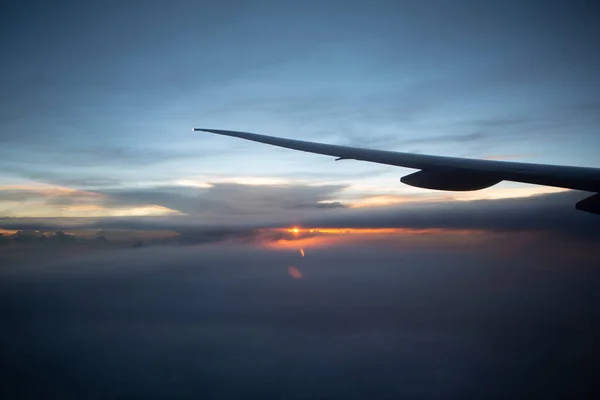 Схід Сонця Вікна Міжконтинентальним Крилом Літака Високоякісна Фотографія — стокове фото