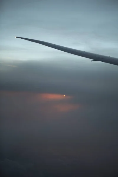 Sonnenaufgang Aus Dem Fenster Mit Interkontinentalflugzeugflügel Hochwertiges Foto — Stockfoto