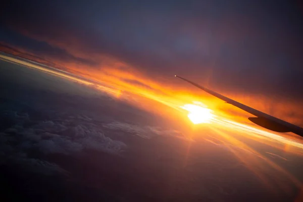 Sonnenaufgang Aus Dem Fenster Mit Interkontinentalflugzeugflügel Hochwertiges Foto — Stockfoto