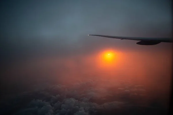 大陸間飛行機の翼を持つ窓からの日の出 高品質の写真 — ストック写真