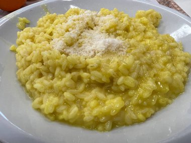 Safran ve parmesan peynirli pirinç yemeği. Yüksek kalite fotoğraf