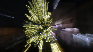 Arka planda noel ağacı ışıkları var. Yüksek kalite fotoğraf