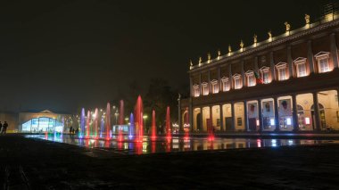 Reggio Emilia 'nın tiyatro vadilerinin önündeki zafer meydanı üç renkli fıskiyeli Kobe Bryant rengi. Yüksek kalite fotoğraf