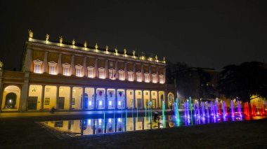 Reggio Emilia 'nın tiyatro vadilerinin önündeki zafer meydanı üç renkli fıskiyeli Kobe Bryant rengi. Yüksek kalite fotoğraf