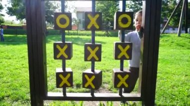 çocuk tahtada tic-tac-toe oyunu oynuyor