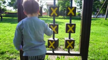 çocuk tahtada tic-tac-toe oyunu oynuyor