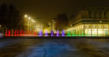 Reggio Emilia 'nın zafer meydanı tiyatro vadilerinin önünde üç renkli İtalyan çeşmesi.