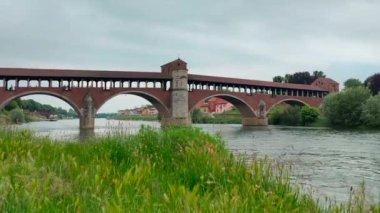 Panorama, Pavia köprüsünü Ticino nehri ile kapladı.