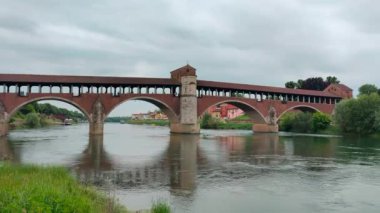 Panorama, Pavia köprüsünü Ticino nehri ile kapladı.