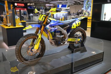 Milano, İtalya - 2021 11: Eicma Milano Bisiklet Fuarı Valentino Rossi Düz Yamaha bisikleti. Yüksek kalite fotoğraf