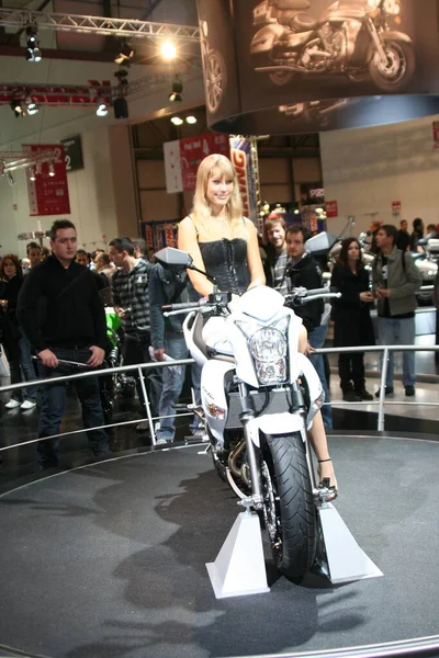 Milano Italia 2021 Eicma Milano Bike Expo Rubia Sexy Girl — Foto de Stock