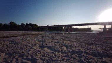 Gün batımında Boretto di Reggio Emilia 'daki Po nehrinin kıyısında.