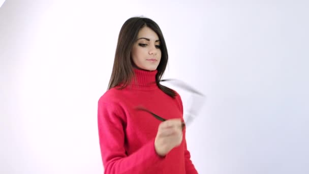 Güzel Talyan Esmer Kız Gözlük Takıyor — Stok video