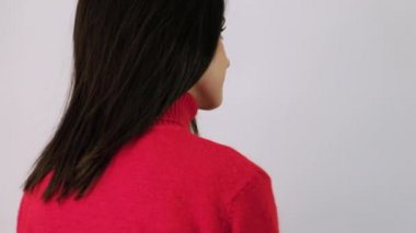 Güzel esmer İtalyan kız tabureye döner ve gülümser.