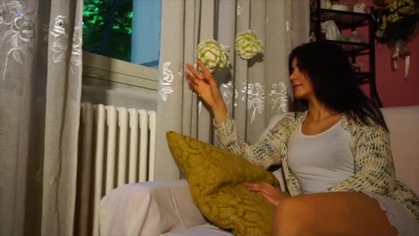 Güzel Esmer Kız Pencereden Dışarı Özenle Bakıyor — Stok video