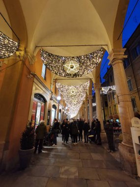 Modena, İtalya: 2021. Modena 'nın merkezinde normal bir akşam. Noel ışıklarıyla aydınlanıyor. Yüksek kalite fotoğraf