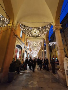 Modena, İtalya: 2021. Modena 'nın merkezinde normal bir akşam. Noel ışıklarıyla aydınlanıyor. Yüksek kalite fotoğraf