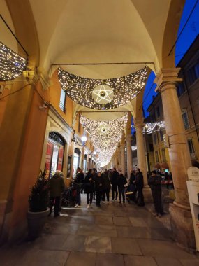 Modena, İtalya: 2021. Modena 'nın merkezinde normal bir akşam. Noel ışıklarıyla aydınlanıyor. Yüksek kalite fotoğraf
