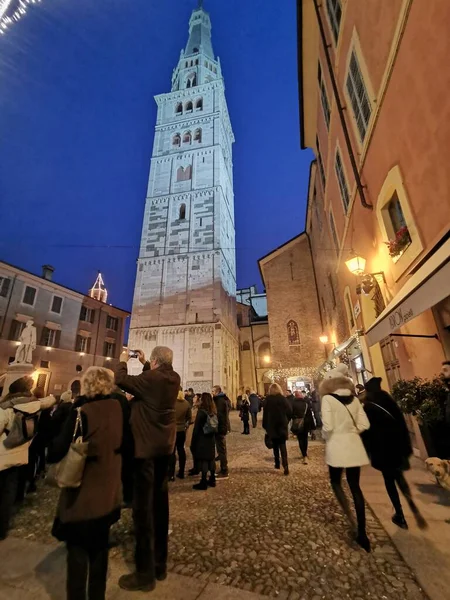 Modena, İtalya: 2021. Modena 'nın merkezinde normal bir akşam. Noel ışıklarıyla aydınlanıyor. Yüksek kalite fotoğraf