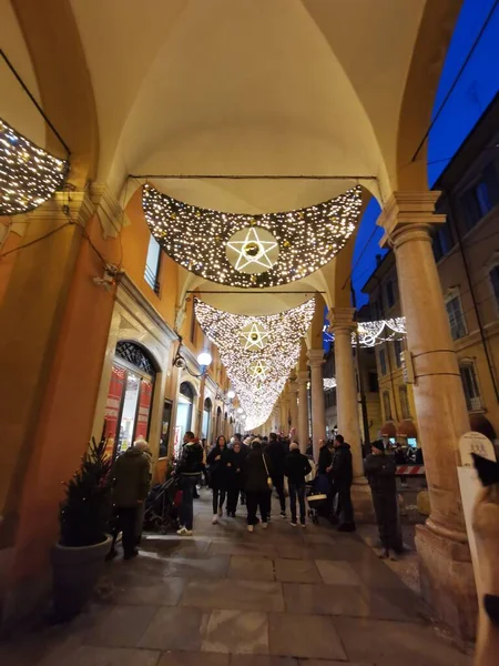 Modena, İtalya: 2021. Modena 'nın merkezinde normal bir akşam. Noel ışıklarıyla aydınlanıyor. Yüksek kalite fotoğraf