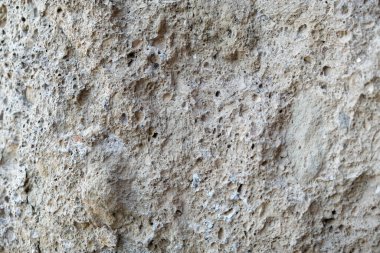 Zamanın aşındırdığı taştan yapılmış taş bir duvar. Yüksek kalite fotoğraf