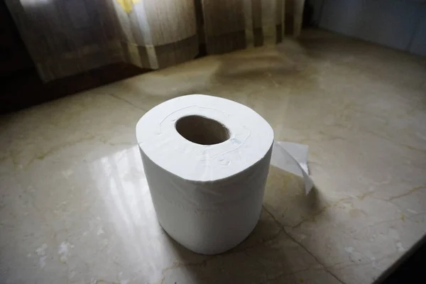 Туалетний Паперовий Рулон Відпочиває Підлозі Тіні Високоякісна Фотографія — стокове фото