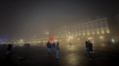 Torino, İtalya: 2022 01 01 Piazza Castello, Torino 'da yılın ilk günü sisli bir gecede Palazzo Madama ile