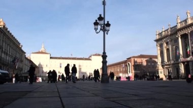 Torino, İtalya: 2022 01 01 Piazza Castello, Torino 'da yılın ilk günü Palazzo Mona ile