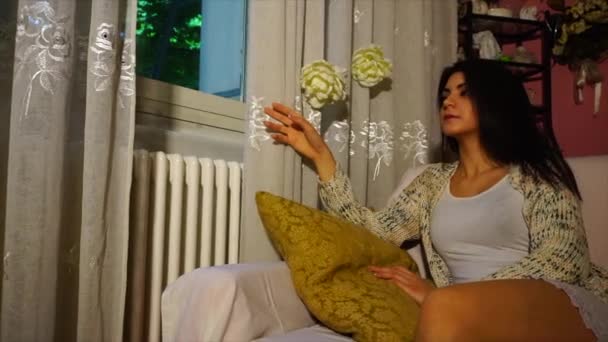 Güzel Esmer Kız Pencereden Dışarı Özenle Bakıyor — Stok video