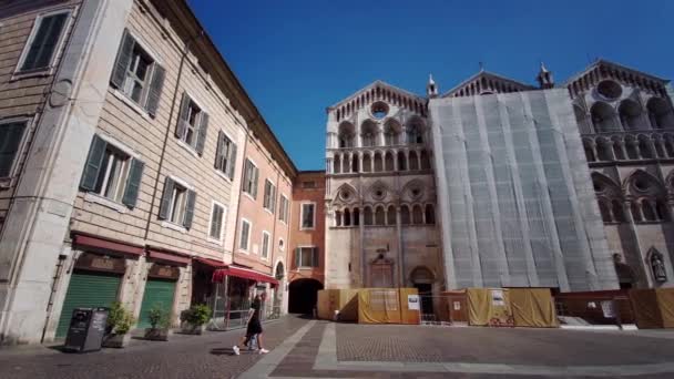 Ferrara Italy 2021 Piazza Delle Erbe Аркадами Кафедральним Собором Сонячний — стокове відео