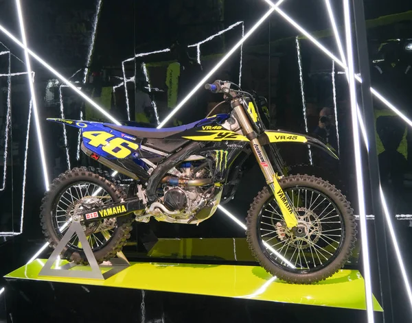 Milano, İtalya - 2021 11: Eicma Milano Bisiklet Fuarı Valentino Rossi Yamaha Yz 450 R Pisti. Yüksek kalite fotoğraf