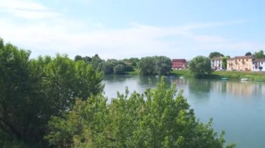 Pavia köprüyü arabalar ve yayalarla kapladı. Ticino nehri görüldü.