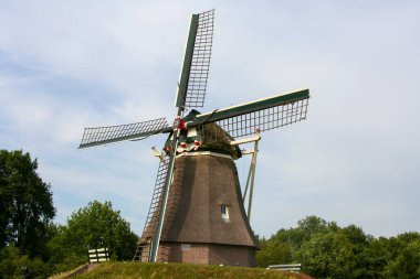 Yeşil tarlalardaki Holland yel değirmenleri. Yüksek kalite fotoğraf