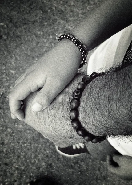 Χέρι Του Πατέρα Και Του Γιου Βραχιόλι Υψηλής Ποιότητας Φωτογραφία — Φωτογραφία Αρχείου