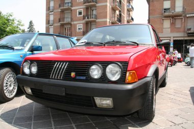 Bibbiano-Reggio Emilia Italy - 07: 15 2015: Fiat Ritmo 130 Abarth şehir meydanında klasik arabaların ücretsiz mitingi. Yüksek kalite fotoğraf