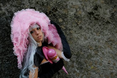 Lucca, İtalya - 2018 10 31: Lucca Comics ücretsiz kostüm etkinliği Pembe mikrofonlu şehir şarkıcısı. Yüksek kalite fotoğraf