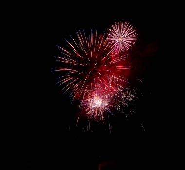 Çiçek ateşi kara gökyüzünde işe yarar. Yüksek kalite fotoğraf