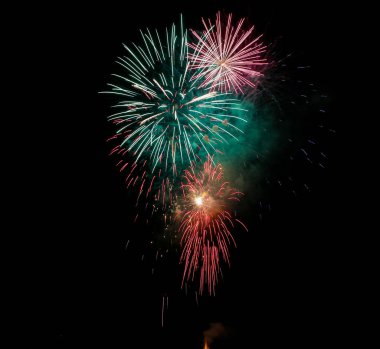 Çiçek ateşi kara gökyüzünde işe yarar. Yüksek kalite fotoğraf