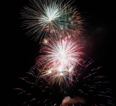 Çiçek ateşi kara gökyüzünde işe yarar. Yüksek kalite fotoğraf