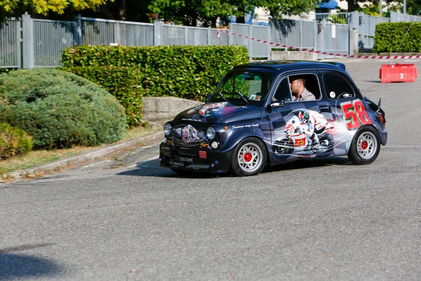 Bibbiano-Reggio Emilia Italy - 07: 15 2015: Fiat 500 şehir meydanında klasik arabaların ücretsiz mitingi. Yüksek kalite fotoğraf