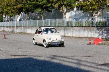 Bibbiano-Reggio Emilia Italy - 07: 15 2015: Fiat 500 şehir meydanında klasik arabaların ücretsiz mitingi. Yüksek kalite fotoğraf