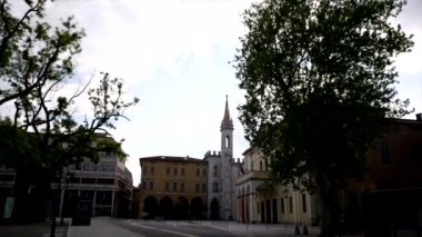 Reggio Emilia 'daki zafer meydanında Parmeggiani Sarayı