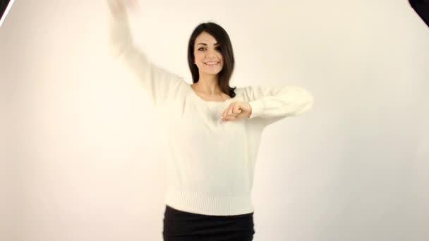 Güzel Talyan Kız Fotoğraf Stüdyosunda Dans Ediyor — Stok video